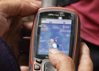 Der Äquator - Breitengrad der Extreme – Borneo: Im Kampf zur Rettung seines Urwaldes nutzt er neuste technische Geräte: Lubun Petrus kartiert den Urwald mittels GPS, dem globalen Ortungssystem via Satellit.(Copyright SRF)