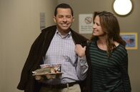 Two and a Half Men – Während Alan (Jon Cryer, l.) von seiner neuen Freundin (Paula Marshall, r.) eher wie eine Frau als wie ein Mann behandelt wird, geht ein Date von Walden ziemlich in die Hose ...