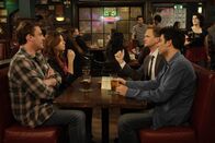 How I Met Your Mother – Gute Freunde: Marshall (Jason Segel, l.), Lily (Alyson Hannigan, 2.v.l.), Barney (Neil Patrick Harris, 2.v.r.) und Ted (Josh Radnor, r.) ...