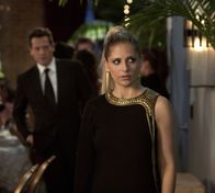 Ringer – Der FBI-Agent Victor Machado schnüffelt hinter Bridget Kelly (Sarah Michelle Gellar, r.) her. Hat er inzwischen durchschaut, dass sie sich nur für ihre Zwillingsschwester Siobhan ausgibt?