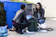 Navy CIS: L.A. – Hatte das Opfer Verbindungen zu Terroristen? Kensi (Daniela Ruah, r.) und Hidoko (Andrea Bordeaux, l.) suchen nach Beweisen ...