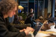 The Bank Hacker – Jeremy (Tijmen Govaerts, l.) muss sich als neues Bandenmitglied vor Souleymane (Claude Musungayi, 2.v.l.), Ada (Ella-June Henrard, M.) und Prince (Manuel Broekman, r.) beweisen und sein Können als Hacker demonstrieren.