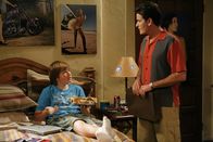 Two and a Half Men – Die Angst, bald das Zeitlich zu segnen, lässt Charlie (Charlie Sheen, r.) kurzzeitig zu einem anderen Menschen werden. Sein Neffe Jake (Angus T. Jones, l.) ist über das Verhalten etwas verwundert ...