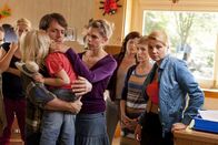 Danni Lowinski – Danni (Annette Frier, r.) versucht mit allen Mitteln herauszufinden, ob sich Erzieher Manuel wirklich an Emma (Emma Scheffer, 2.v.l.), einem Mädchen aus seiner Kindergartengruppe vergangen hat. Doch bei Bernhard (Matthias Brüggenolte, 3.v.l.) und Theresa Bohm (Tina Seydel, M.), Sabine Kleber (Isabell Classen, 3.v.r.) und Kindergartenleitung Frau Weber (Theresa Berlage, 2.v.r.) kommt sie erst einmal nicht weiter ...