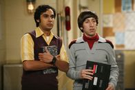 The Big Bang Theory – Erstmals essen Leonard und Sheldon sowie Rajesh (Kunal Nayyar, l.) und Howard (Simon Helberg, r.) in dem Restaurant, in dem Penny als Kellnerin arbeitet. Sheldon ist allerdings nicht in der Lage zu bestellen, da er lieber Hamburger in einem anderen Laden isst ...