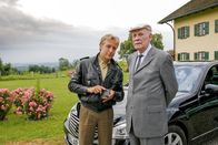 Die Rosenheim-Cops – Polizist Michi Mohr (Max Müller, li.) befragt Chauffeur Walter Zengler (Elert Bode, re.) nach seinen Beobachtungen am Tatort.
