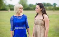 Agatha Raisin – Agatha Raisin (Ashley Jensen) und Toni Gilmour (Jodie Tyack) unterhalten sich auf der Verlobungsfeier über den aktuellen Fall.