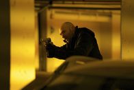 The Strain – Verzweifelt wartet Eph (Corey Stoll) darauf, dass sein Sohn zu ihm zurückkehrt, doch dann taucht plötzlich Kelly mit einem Angebot bei ihm auf ...
