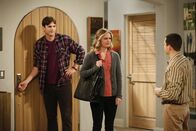 Two and a Half Men – Während Alan (Jon Cryer, r.) ein Verhältnis mit Ms. McMartin (Maggie Lawson, M.) angefängt, tritt Walden (Ashton Kutcher, l.) einer Selbsthilfegruppe für Adoptivväter bei ...