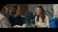 Cryptid – Die Geschwister Amina (Amanda Lindh, 2.v.r.) und Emil (Jacques Karlberg, 2.v.l.) sind neu an der Schule.