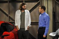 Two and a Half Men – Walden (Ashton Kutcher, l.) hat eine neue Freundin, die englische Anwältin Zoey. Waldens Exfrau Bridget ist deshalb stinksauer auf ihn und möchte sich unbedingt rächen. Doch Alan (Jon Cryer, r.) steht Walden mit Rat und Tat zur Seite ...