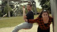 Tell Them About Us – Mariana (hinten) auf Spielplatz