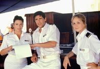 Unter weißen Segeln – Cruisedirektorin Marlene (Christine Neubauer, li.) instruiert die Crew Sven (Oliver Bootz) und Kerstin (Esther Seibt).