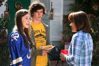 The Middle – Während sich Sue (Eden Sher, l.) als Ballmädchen beim Tennis versucht, will Frankie (Patricia Heaton, r.) Axl (Charlie McDermott, M.) sein Football-Trikot abluxen, weil sie erfahren hat, dass seine Teamkollegen ihre Trikots immer an ihre jeweiligen Mütter verschenken ...