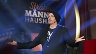 Sträters Männerhaushalt – Der WDR zeigt in 90 Minuten ein Best Of von "Sträters Männerhaushalt". Darin zu sehen sind die schönsten Gespräche, die Torsten Sträter in seiner Sendung bisher geführt hat. - Gastgeber Torsten Sträter