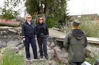WaPo Bodensee – Nele Fehrenbach (Floriane Daniel, l.) und Julia Demmler (Wendy Güntensperger, 2.v.l.) fragen Ralf (Charles Rettinghaus, r.) nach der "Maria".