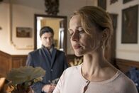 Der letzte Bulle – Da ihr Mann durchaus als Mörder in Frage kommt, nimmt sich Andreas (Maximilian Grill, l.) Gudrun Brügge (Christine Sommer, r.) vor. Doch die gnädige Frau kann oder will ihm zunächst nicht weiterhelfen ...