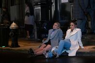 How I Met Your Father – L-R: Sophie (Hilary Duff) und Valentina (Francia Raisa)