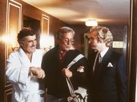 Kir Royal – Generaldirektor Haffenloher (Mario Adorf,l.) hat etwas nachgeholfen, um in die Zeitung zu kommen. Herbie (Dieter Hildebrandt, Mitte) und Baby Schimmerlos (Franz Xaver Kroetz, r.) sehen das mit sehr gemischten Gefühlen.