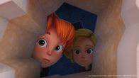 Die Borger – Arrietty und Yuna sehen nach, wo der Krach herkommt.