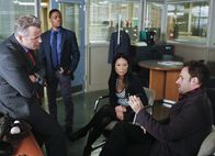 Elementary – Gemeinsam ermitteln sie in einem neuen Mordfall: Sherlock Holmes (Jonny Lee Miller, r.), Joan Watson (Lucy Liu, 2.v.r.), Tobias Gregson (Aidan Quinn, l.) und Marcus Bell (Jon Michael Hill, 2.v.l.) ...