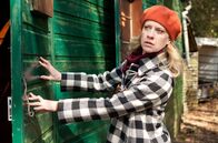 Mord mit Aussicht – Einsfestival MORD MIT AUSSICHT (21/26), "Die Saat des Bösen" Uhr. Sophie Haas (Caroline Peters, l.) sucht bei Imker Petri nach dem verschwundenen Timmi.