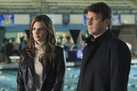 Castle – Im aktuellen Fall gibt es eine große Auswahl an Verdächtigen. Es wartet also viel Arbeit auf Beckett (Stana Katic, l.) und Castle (Nathan Fillion, r.) ...