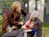 In aller Freundschaft – ARD/MDR - IN ALLER FREUNDSCHAFT, Fernsehserie 2006, Folge 293, "Der schöne Mann" Regie: Jürgen Brauer Uhr im Ersten Kurz bevor Peter Britz (Ezard Haußmann) die Klinik gegen ärztlichen Rat verlassen will, bricht er vor den Augen Leonore Gerbers (Veronika Fitz) zusammen - ein Schlaganfall.