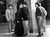 Don Camillos Rückkehr – Fernandel (Don Camillo), Gino Cervi (Peppone).