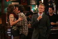 How I Met Your Mother – Mit Hilfe von Barney (Neil Patrick Harris, r.) stürzt sich Ted (Josh Radnor, M.) ins Nachtleben und versucht, eine tolle Frau an Land zu ziehen. Dabei gerät er an die Punkerin Amy (Mandy Moore, l.), mit der er mitten in der Nacht und völlig betrunken in einem Tattoo-Studio landet ...
