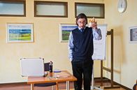 Hubert ohne Staller – Boris Ratzke (James Newton) gibt Girwidz Auskunft über einen MPU-Kurs.