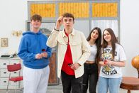 Digiclash: Der Generationen-Contest – Team Real bei ihrer nächsten Challenge in der zweiten Staffel "Digiclash - Der Generationencontest". Das Team spielt mit einer klassischen Dartscheibe und tritt zu viert gegen Team Digital an.