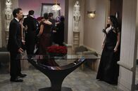 2 Broke Girls – Treffen auf der Gala aufeinander: Johnny (Nick Zano, l.) und Max (Kat Dennings, r.) ...