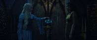 Der Herr der Ringe: Die Ringe der Macht – In den Gemächern des greisen Königs Tar-Palantir kommt es zur Aussprache zwischen dessen Tochter Míriel (Cynthia Addai-Robinson, r.) und Galadriel (Morfydd Clark, l.).