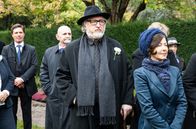 Labaule und Erben – Nach einer Idee von Harald Schmidt Feuilletonchef Charlie Wollinger (Felix von Manteuffel, Mi.) und Assistentin Frau Hattenschweiler (Hede Beck, re.) bei der Beerdigung ihres verunglückten Chefs.