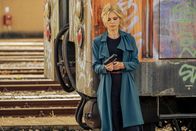 Signora Volpe – Sylvia (Emilia Fox) nimmt die Verfolgung eines Verdächtigen auf.
