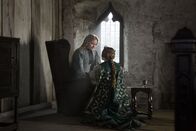 The White Princess – Dowager Queen Elizabeth (Essie Davis, l.); Elizabeth of York (Jodie Comer, r.)
