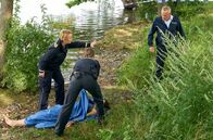 WaPo Bodensee – Nele Fehrenbach (Floriane Daniel, l.) versucht zu verhindern, dass Paul Schott (Tim Wilde, r.) die in Folie verpackte Leiche zu Gesicht bekommt. Als Paul Schott die Tote erkennt, gerät sein Leben aus den Fugen.