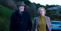 Sacrifice - Todesopfer – Tora (Radha Mitchell) findet in Inspektor McKie (Ian McElhinney) einen Verbündeten, er versucht ernsthaft, den Mord an der schwangeren Frau aufzuklären.