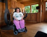 einfach Mensch – Rollstuhlfahrerin Büsra (38) arbeit als Empfangsdame. Mit der Lebenshilfe Wilhelmshaven macht sie Urlaub in Brandenburg.