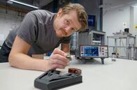 Einfach genial – Erfinder Dimitri Benke aus Darmstadt hält das magnetisches Kühlsystem für Kühlschränke in seinen Fingern.