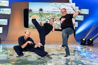 1, 2 oder 3 – Kung-Fu-Meister Arno Wünsch (l.) und Kung-Fu-Trainerin Marina Berljafa (M.) zeigen Elton (r.), welche verschiedenen Stile es beim Kung Fu gibt.