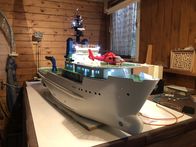Die Modellbauer – Helicopter and boat model.