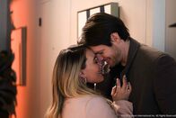 Younger – Kelsey Peters (Hilary Duff, l.); Rob Davis (Steven Good, r.)