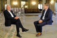kulTOUR mit Holender – Ivan van Kalmthout (Direktor Teatro Nacional de São Carlos, r.) und Ioan Holender während ServusTVs „kulTOUR mit Holender – Lissabon" im Teatro Nacional de São Carlos, Lissabon am 10. Mai 2024.
