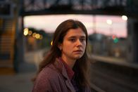 Conversations with Friends – Frances (Alison Oliver) kann es nicht mehr ertragen, eine geheime Affäre zu sein. Deshalb muss Francis endlich wissen, woran sie ist.