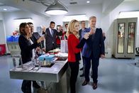 Navy CIS – Das gesamte NCIS-Team feiert Weihnachten: (v.l.n.r.) Quinn (Jennifer Esposito), Torres (Wilmer Valderrama), Reeves (Duane Henry), Abby (Pauley Perrette), Palmer (Brian Dietzen), Bishop (Emily Wickersham), McGee (Sean Murray) und Gibbs (Mark Harmon). Doch nebenbei müssen sie auch noch einen Mordfall aufklären, der Gerichtsmediziner Ducky tief in seine Vergangenheit reisen lässt ...