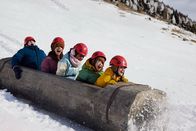 Hotel Sinestra – Die Kinder rutschen in einem ausgehöhlten Baumstamm den zugeschneiten Hang hinunter, v.li.: Maxim Pojmetjev als Joey, Mona Wybaillie als Riek, Jashayra Oehlers als Asha, Isacco Limper als Dex, Bobbie Mulder als Ava