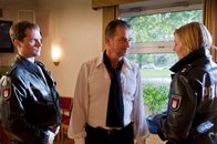 Notruf Hafenkante – Die Ermittlungen führen Melanie (Sanna Englund, r.) und Mattes (Matthias Schloo, l.) ins Tanzstudio von Eduardo Esteban (Ralph Schicha, M.), der offenbar mehr als nur der Tanzlehrer für Ramona war.
