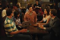 How I Met Your Mother – Während Lily (Alyson Hannigan, 2.v.l.) verzweifelt versucht, Robin (Cobie Smulders, 2.v.r.) ein Geheimnis aus ihrer Vergangenheit zu entlocken, muss Ted (Josh Radnor, M.) erkennen, dass Marshall (Jason Segel, l.) und Barney (Neil Patrick Harris, r.) ihn seit einigen Wochen belogen haben ...